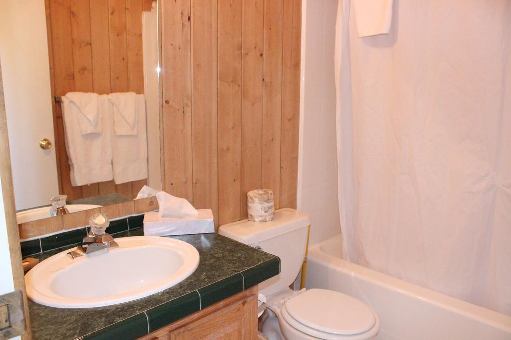 Twin Lakes Resort Bridgeport Room photo