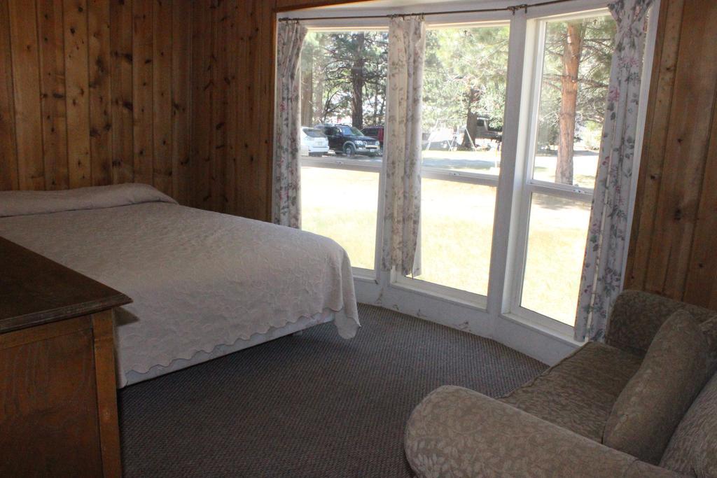 Twin Lakes Resort Bridgeport Room photo