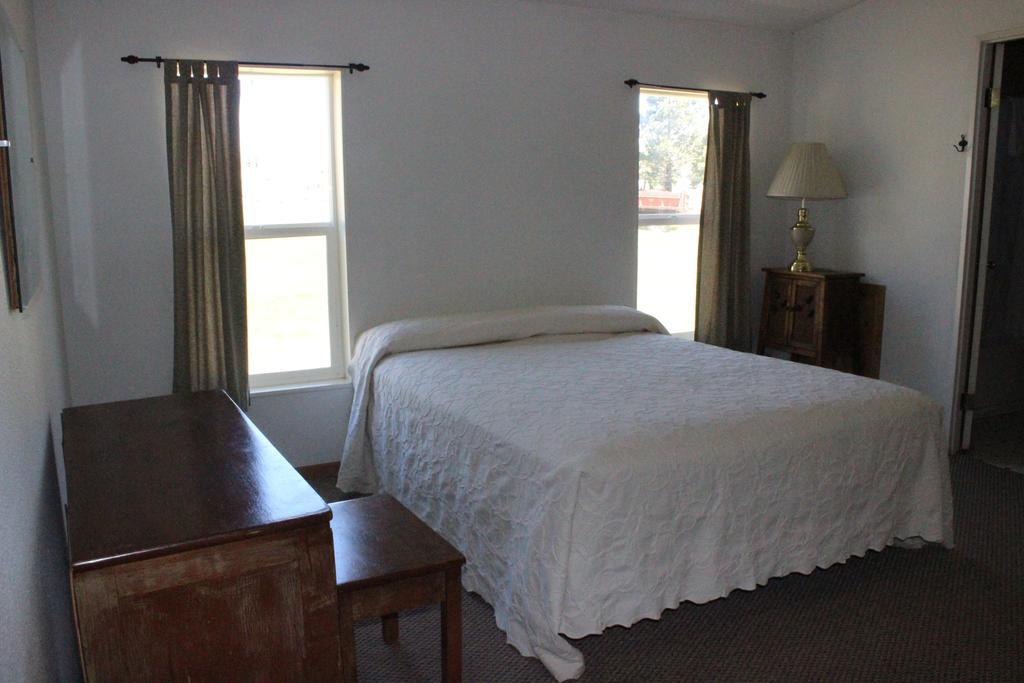 Twin Lakes Resort Bridgeport Room photo