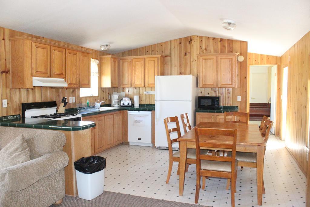 Twin Lakes Resort Bridgeport Room photo